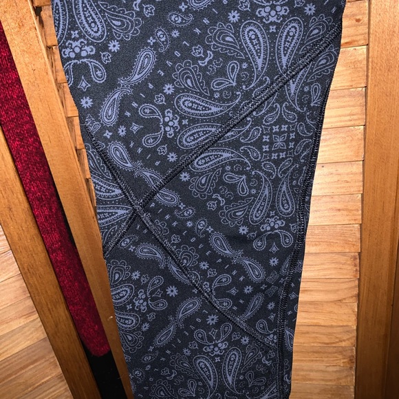 BNWOT PINK Sport paisley leggings. - Picture 5 of 8